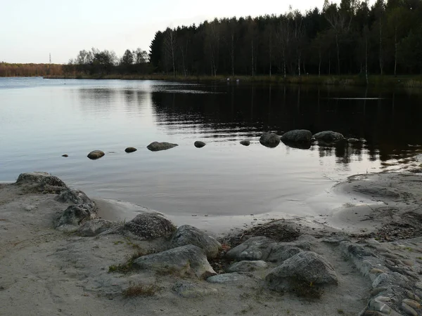 外側の海岸にある丸い石は — ストック写真