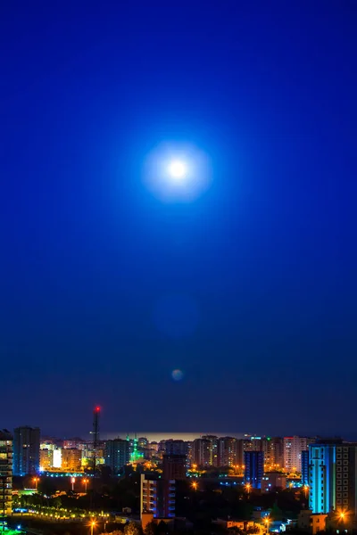 Vista Nocturna Ciudad Con Luna —  Fotos de Stock