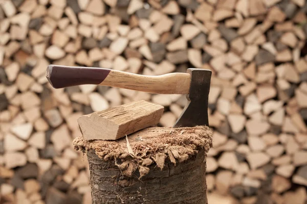 Økse Foran Woodpile - Stock-foto