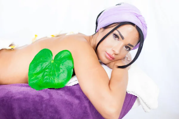 Mooi Brunette Vrouw Spa Wellness Concept — Stockfoto