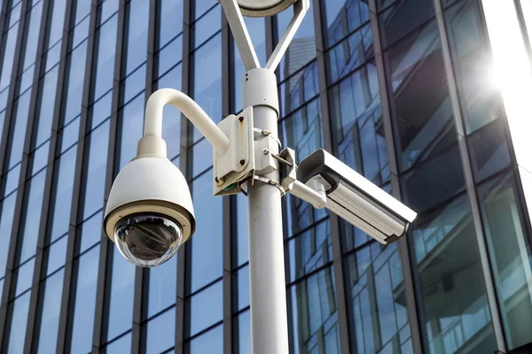 Telecamera Sicurezza Aerea Alta Tecnologia Presso Edificio Finestre — Foto Stock