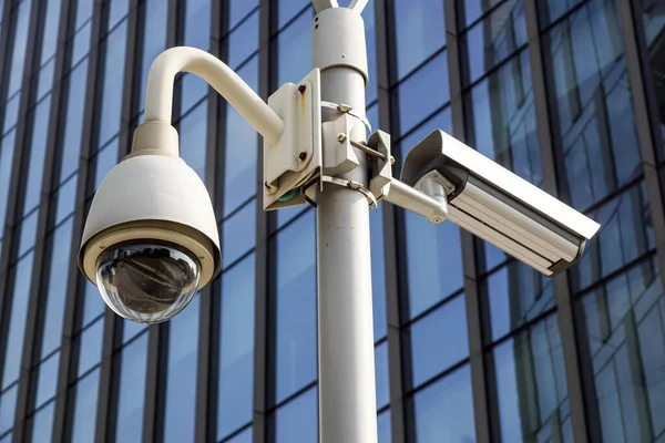 Telecamera Sicurezza Aerea Alta Tecnologia Presso Edificio Finestre — Foto Stock