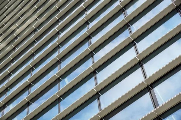 Wolken Spiegeln Sich Fenstern Moderner Bürogebäude — Stockfoto