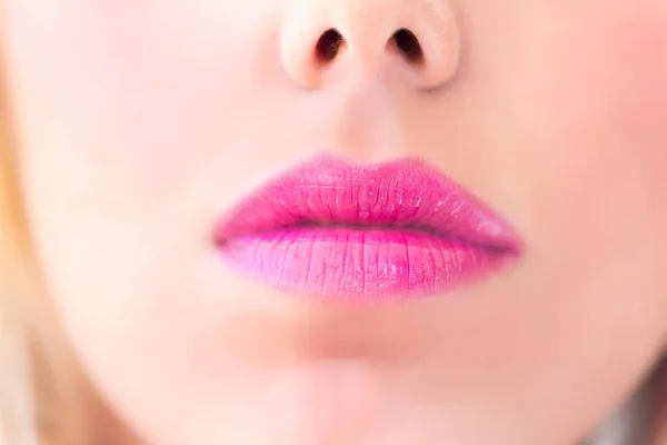 Frau Schminkt Lippenstift — Stockfoto