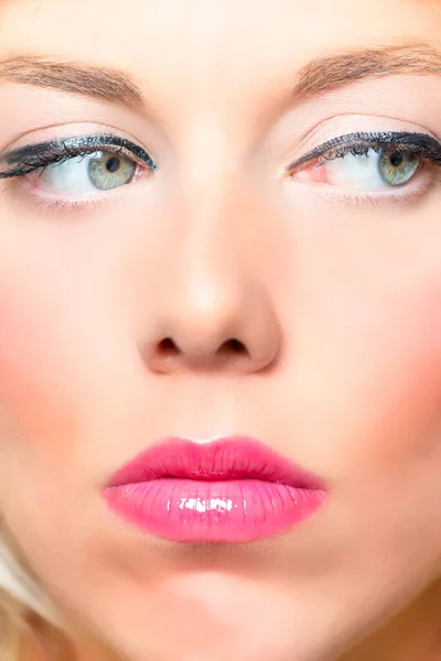 Mujer Rubia Con Maquillaje — Foto de Stock