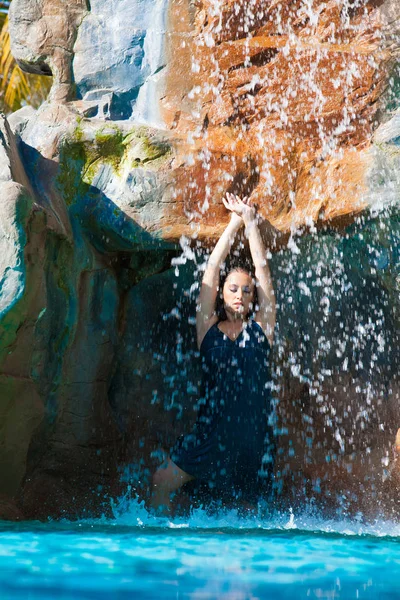 Lány Vízesés Alatt Természet Hátterét — Stock Fotó