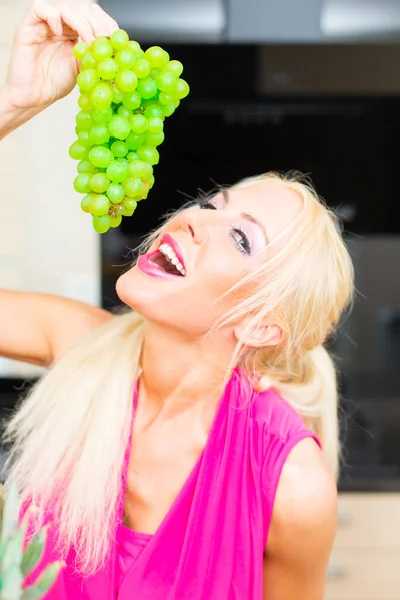 Mujer Feliz Cocina Cocina — Foto de Stock