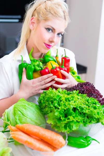 Hübsche Frau Der Küche — Stockfoto