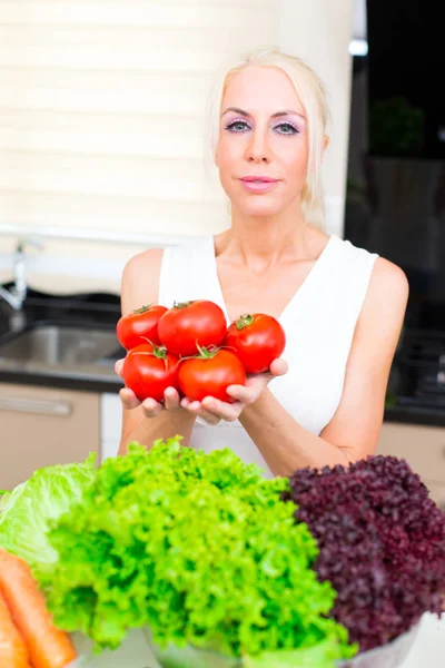 Glückliche Frau Kocht Der Küche — Stockfoto