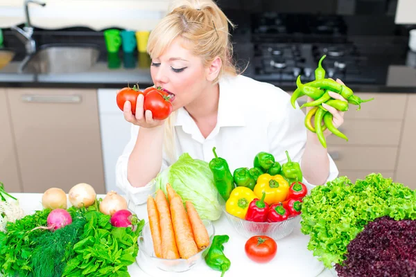 Hübsche Frau Der Küche — Stockfoto