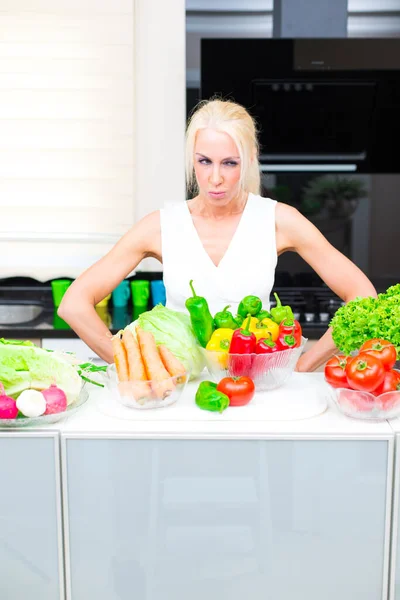 Gelukkig Vrouw Koks Keuken — Stockfoto