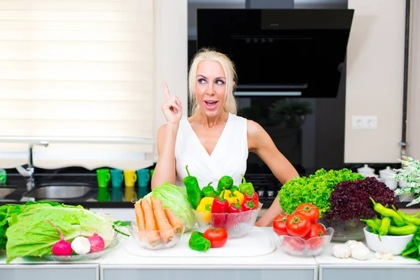 Glückliche Frau Kocht Der Küche — Stockfoto