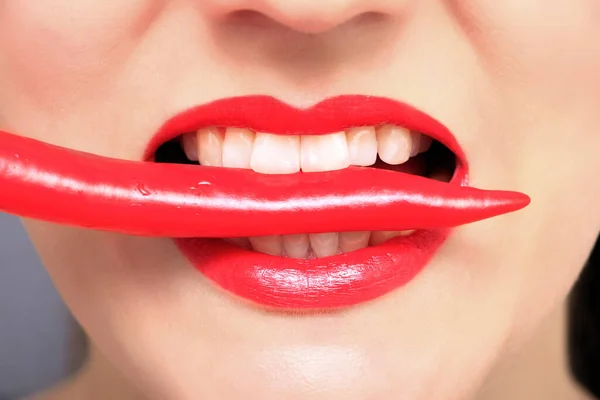 Vacker Kvinna Tänder Äta Röd Paprika — Stockfoto