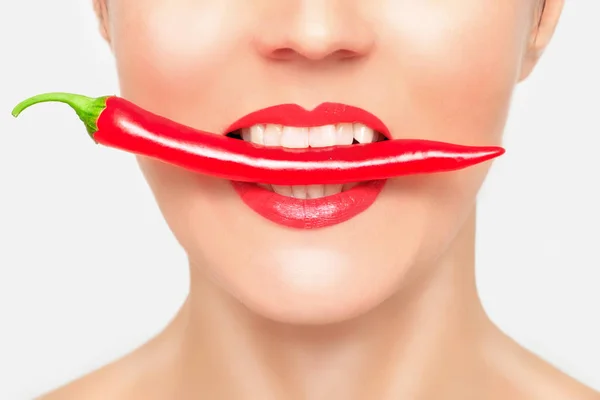 美しい女性の歯の赤唐辛子を食べる — ストック写真