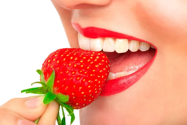 美丽的女孩吃草莓 性感红唇 — 图库照片