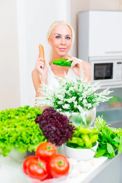 Glückliche Frau Kocht Der Küche — Stockfoto