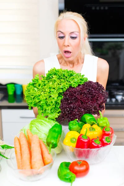 Glückliche Frau Kocht Der Küche — Stockfoto