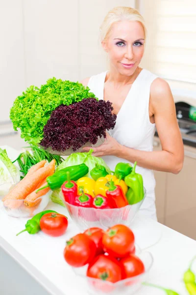 Glückliche Frau Kocht Der Küche — Stockfoto