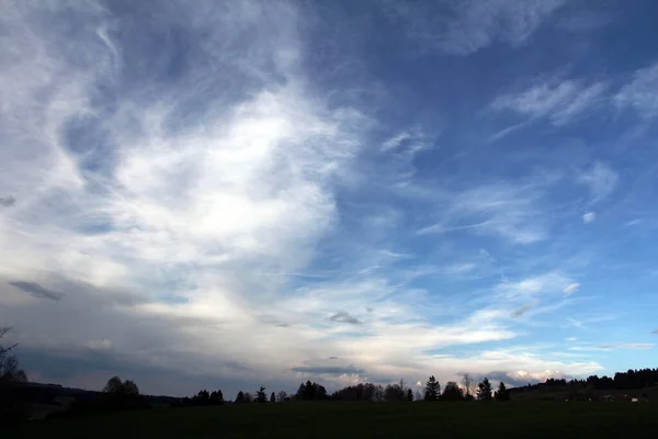 Вечернее Настроение Облаками Небе Над Пейзажем Баварии — стоковое фото