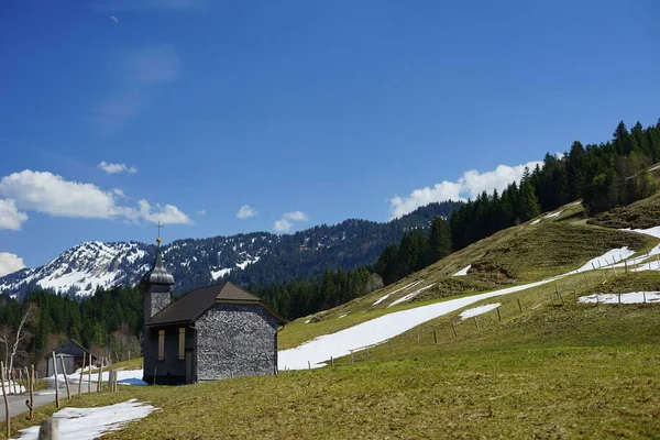 Kaplica Żwirkowa Nad Jeziorem Leckner Otoczona Górami Lasu Bregenckiego — Zdjęcie stockowe