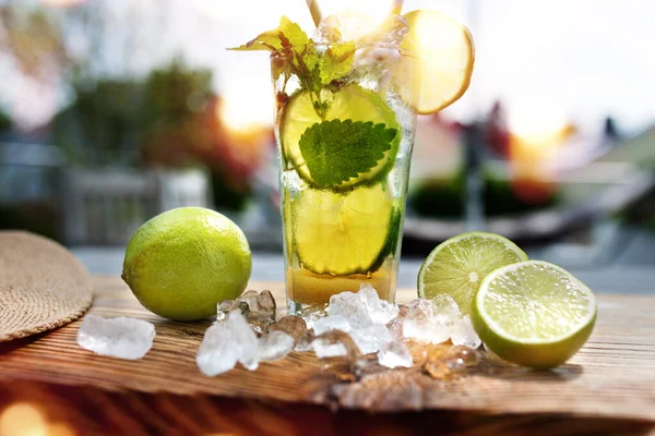 Caipirinha Fresco Verano Con Cubitos Hielo Limón Una Terraza Soleada —  Fotos de Stock