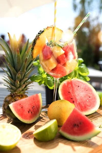 夏は日当たりの良いテラスで新鮮な果物を — ストック写真