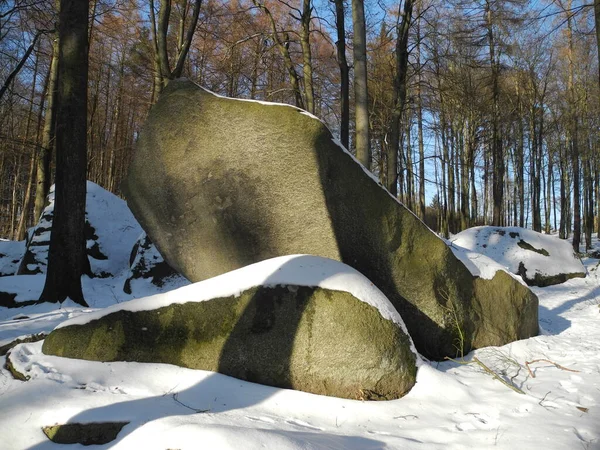 フェレンマイヤーライヘンバッハオーデンヴァルト岩自然の不思議雪冬季節岩山ラウタータール石英閃緑岩ウォルラック気象地質自然景観 — ストック写真