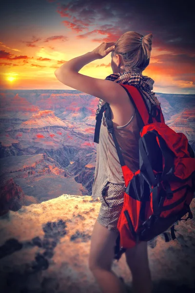 Mulher Viaja Para Grand Canyon Com Uma Mochila Desfrutar Pôr — Fotografia de Stock