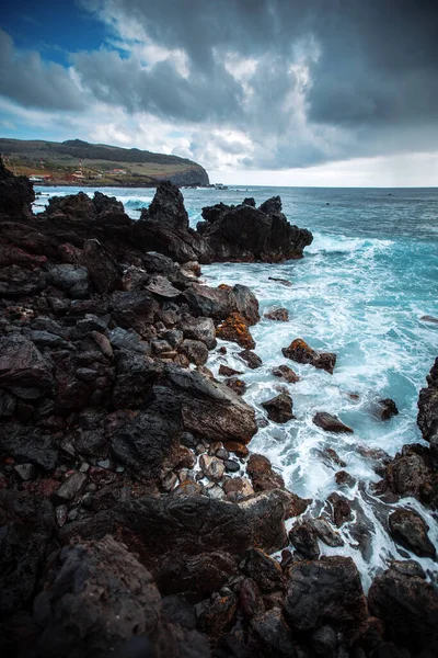 Скалистое Побережье Острова Пасхи Волны Тихого Океана — стоковое фото