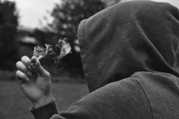 Misterioso Pessoa Sem Rosto Fumando Usando Capuz — Fotografia de Stock