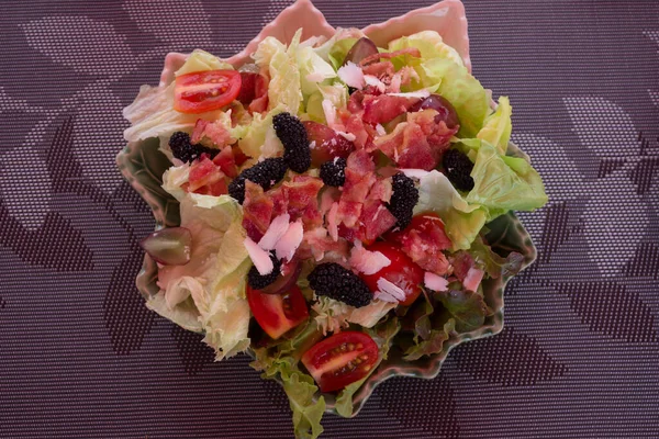 Una Ensalada Mesa Foto Stock — Foto de Stock