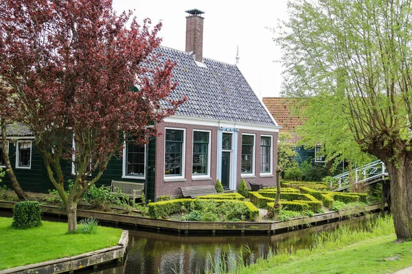 ヨーロッパのオランダのザーンセ スカンスにある伝統的なオランダの家は — ストック写真