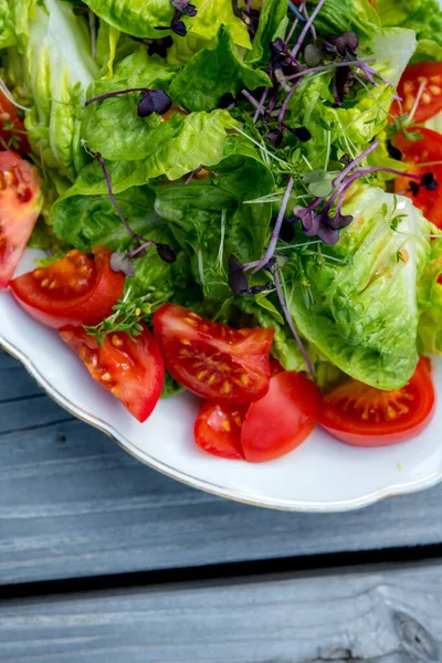 Salada Verão Mista Prato Chão Madeira — Fotografia de Stock