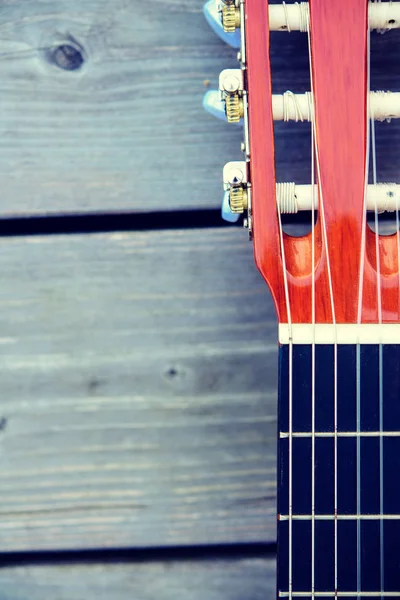 Nahaufnahme Eines Akustikgitarrenhalses Auf Holzboden — Stockfoto