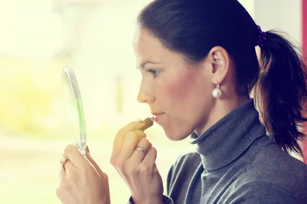 Junge Dunkelhaarige Frau Schaut Den Spiegel Und Schminkt Sich — Stockfoto