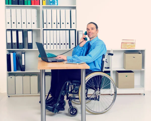坐轮椅的残疾商人打来电话 — 图库照片