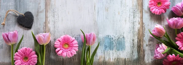 Tulipanes Rosados Gerberas Con Corazones Sobre Fondo Vintage Para Una — Foto de Stock