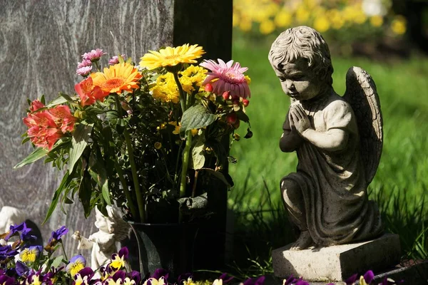 Engel Einem Grab Auf Einem Friedhof Deutschland — Stockfoto