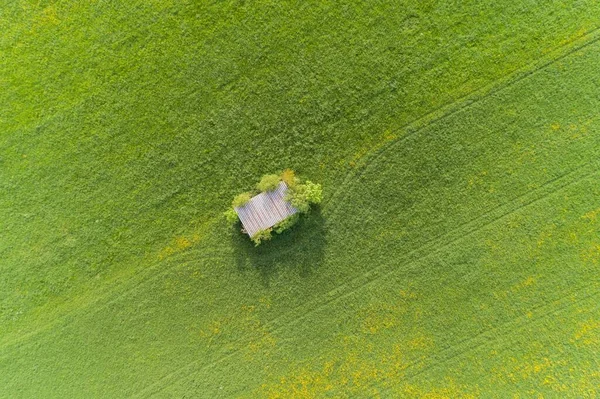 牧草地に流された道具を見下ろす空中の景色 — ストック写真