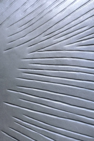 銀の金属板に溝が閉じ込められた抽象的なパターンです — ストック写真