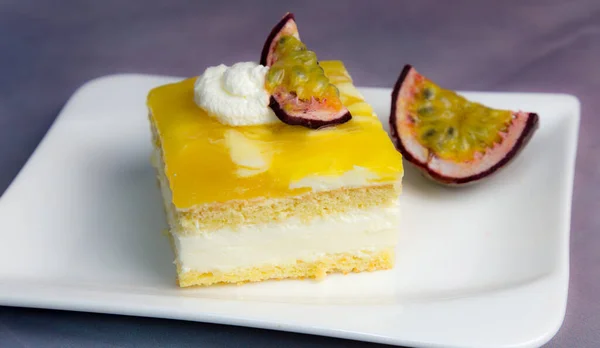 Passion Fruit Summer Cake — Stock Photo, Image
