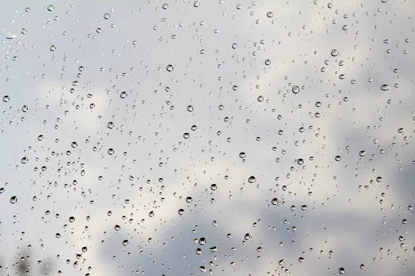 Nach Starkem Regen Bilden Sich Wassertropfen Auf Einer Fensterscheibe — Stockfoto