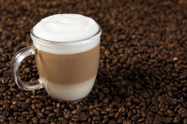 Latte Macchiato Szívvel Kávébab — Stock Fotó
