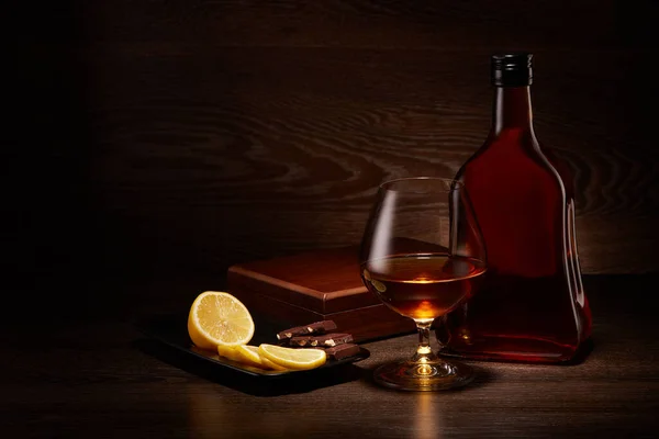 Nature Morte Avec Bouteille Cognac Verre Avec Cognac Assiette Avec — Photo