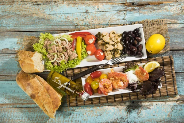 Antipasti Thunfisch Salat Gefüllte Paprika Paprika Dicke Bohnen Schwarze Oliven — Stockfoto