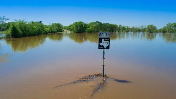 Наводнение Реке Техасе Указателем Улицы Водой Ясным Небом — стоковое фото