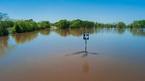 Наводнение Реке Техасе Указателем Улицы Водой Ясным Небом — стоковое фото