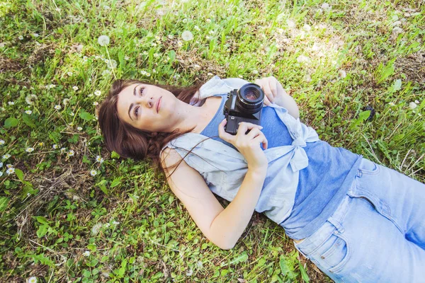 Mujer Joven Amateur Fotógrafo Relajarse Naturaleza Con Cámara Vintage — Foto de Stock