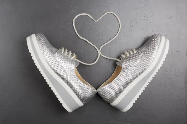时髦的鞋子 灰色背景的新式银色运动鞋 — 图库照片