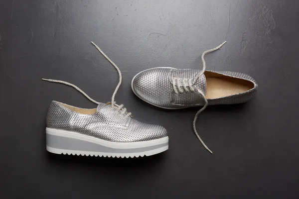 时髦的鞋子 灰色背景的新式银色运动鞋 — 图库照片